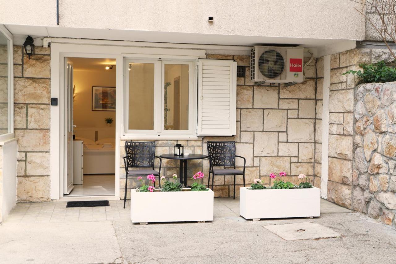 Ap Apartment *